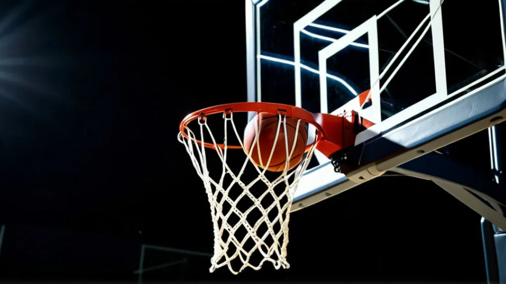 Порожній баскетбольний майданчик з кінематографічним освітленням