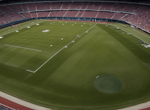 Мемфис вырвал победу у Арканзаса: Смит установил рекорд, а решающий фамбл решил исход матча