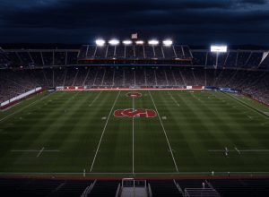 Серьезная травма в американском футболе: защитник Техас A&M Брайс Андерсон госпитализирован после столкновения