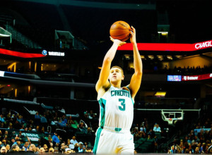 Шарлотт здобув перемогу над Шоу в напруженому баскетбольному матчі