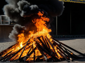 Президент Ірану наказав розслідувати смерть чоловіка після самоспалення через закриття кіоску