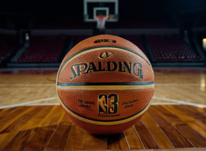 Макрозйомка баскетбольного м'яча на полірованому дерев'яному корті