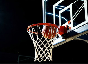 Порожній баскетбольний майданчик з кінематографічним освітленням