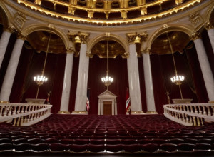 Австралійську Сенаторку Полін Генсон Відсторонили від Парламенту за Носіння Бурки на Знак Протесту