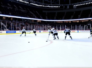 Динамічна атмосфера хокейної арени під час вирішального моменту