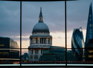 Фінансові ринки Британії під тиском через відмову від підвищення податку на прибуток