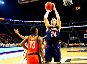 «Вірджинія» розгромила «Квінс» з рахунком 94:69 завдяки 21 очку Де Ріддера