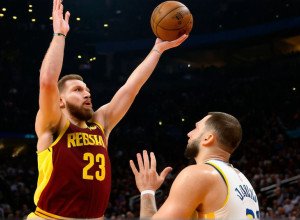 Шарлотт Хорнетс здобули перемогу над Торонто Репторс завдяки видатній грі Кена Кнюппела