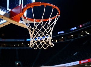 Великий баскетбольний матч NCAA: №4 Дьюк проти №7 Мічиган Стейт після потужної гри Бузера