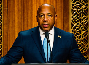 Мер Нью-Йорка Ерік Адамс у прощальному турне: критика на тлі активних зарубіжних поїздок