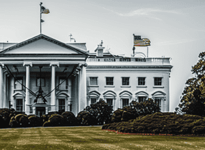 Суперечливі сигнали щодо тарифів посилюють увагу до помічників Трампа
