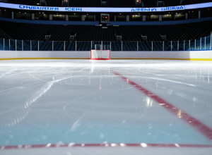 Фотореалістичне зображення порожньої хокейної ковзанки, крупний план бездоганної крижаної поверхні з ледь помітними відблисками освітлення арени.