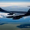 Резкий маневр спас лайнер: пилот Delta избежал столкновения с бомбардировщиком B-52