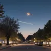 Две жизни Киева: дневная суета и ночные бои под ударами дронов