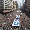 Митинги по всему миру против климатического кризиса: протестующие требуют от финансовых институтов ответственности
