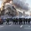 Массовые протесты охватили Францию: дороги перекрыты, баррикады горят из-за нового премьера