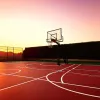 Порожнє баскетбольне поле з кільцем на заході сонця, кінематографічне освітлення, 8k, гіперреалістичне.